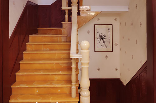 总口管理区中式别墅室内汉白玉石楼梯的定制安装装饰效果