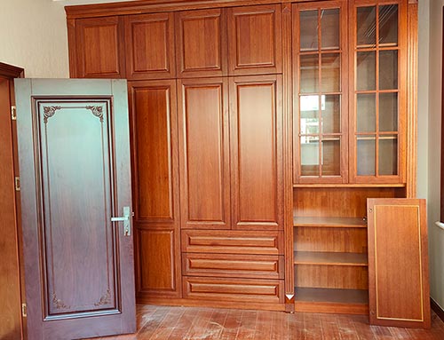 总口管理区中式家庭装修里定制的实木衣柜效果图